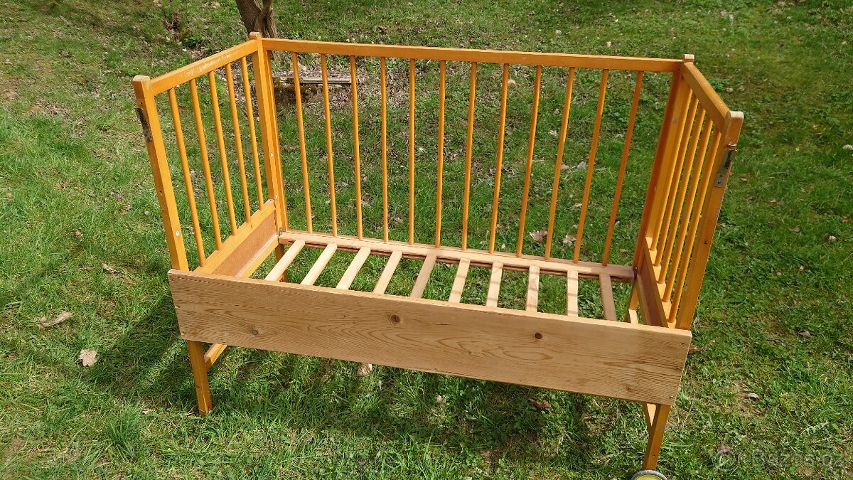 Starší dětská postýlka s nízkou bočnicí (deskou)