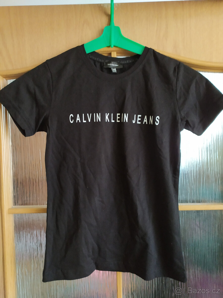 BAVLNĚNÉ ČERNÉ TRIČKO VPŘEDU S NÁPISEM VEL.140