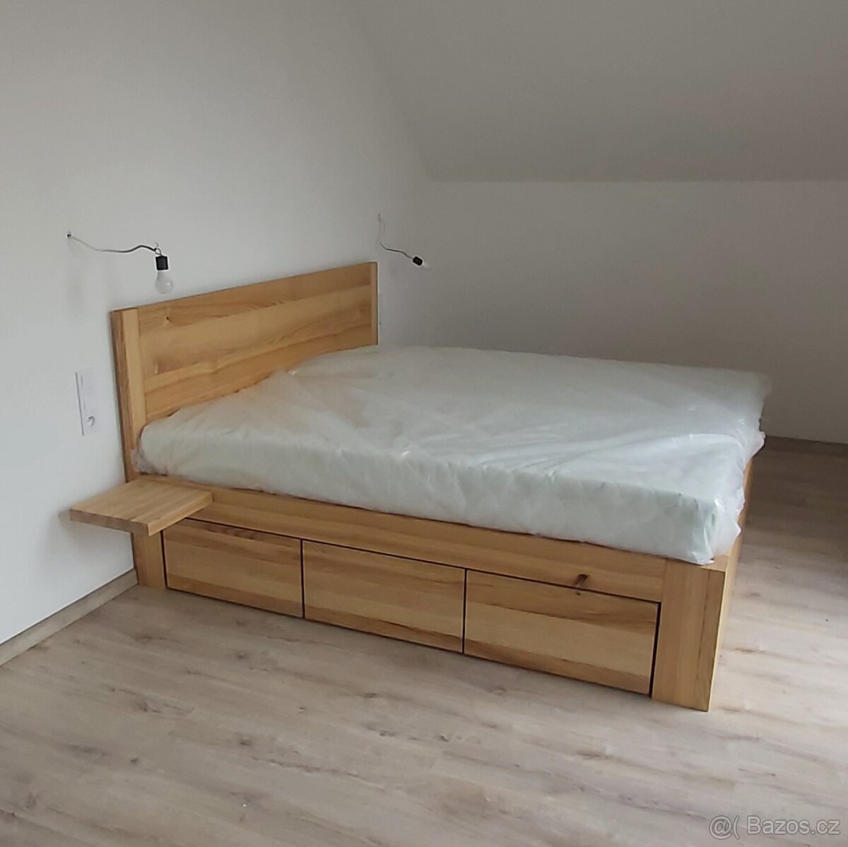 Postel z masivu.