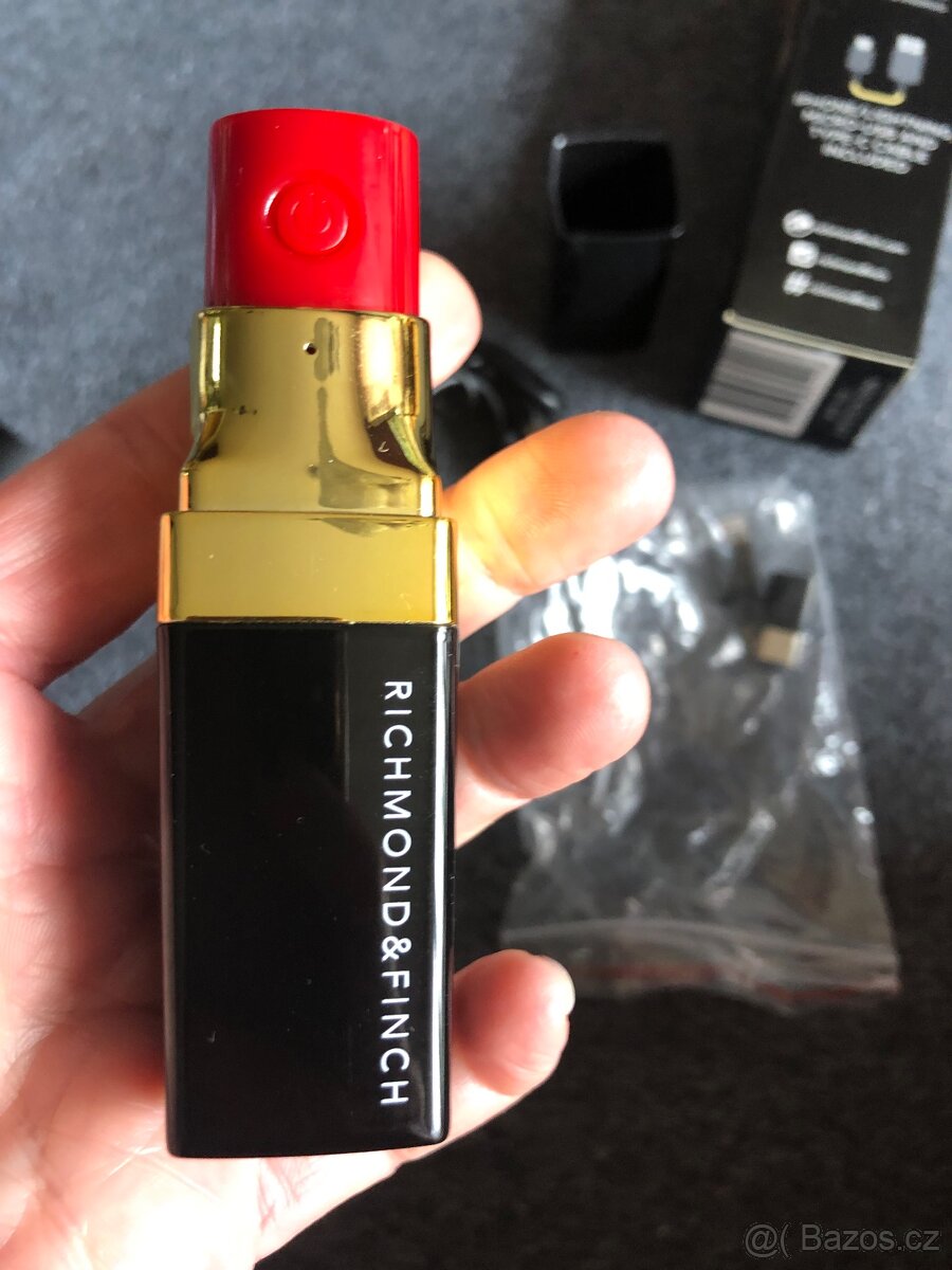 Powerbanka ve tvaru rtěnky