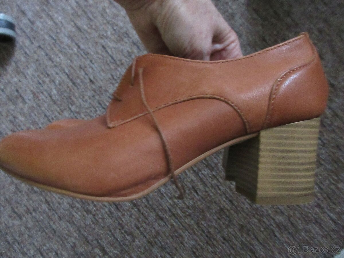 Dámské šněrovací boty - vel. 38.