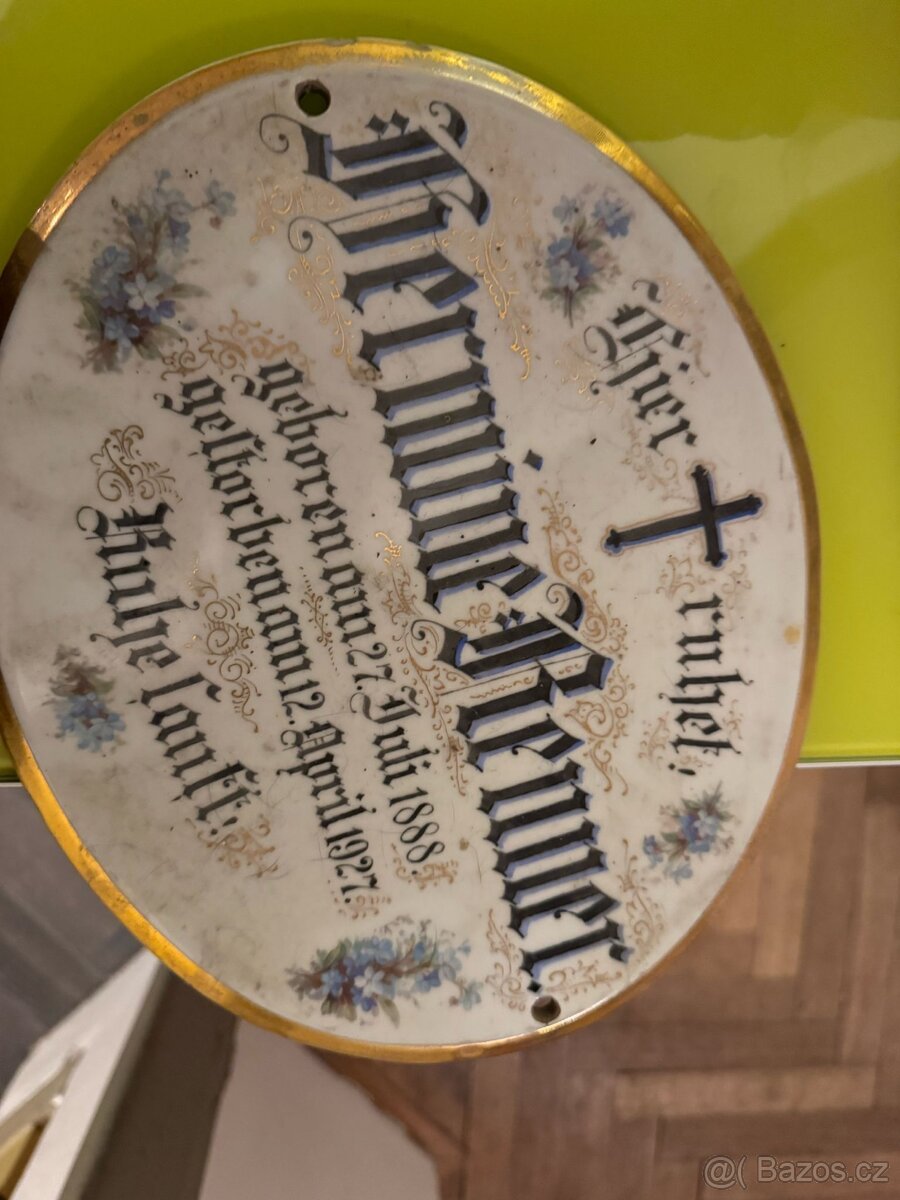 Německé náhrobní porcelánové desky