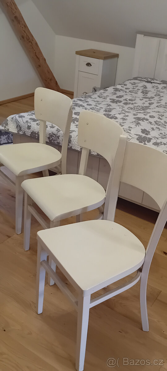 3 staré židle