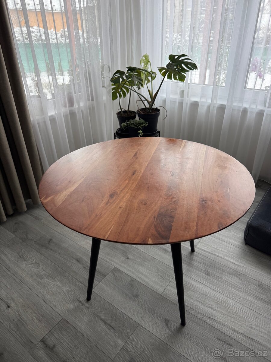 Jídelní stůl masív akácie