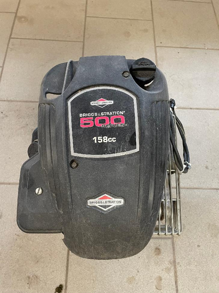 prodám starší motor ze sekačky