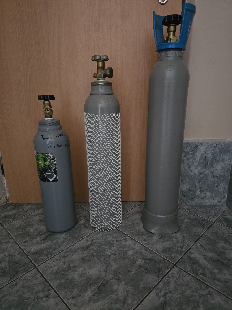 Prodám láhev na CO2 9 L a 11 L na fotce uprostřed a vpravo