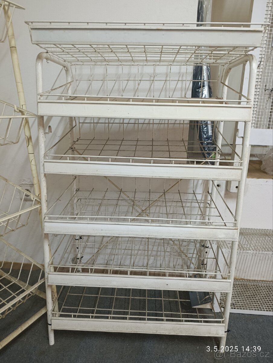 Drátěný regál