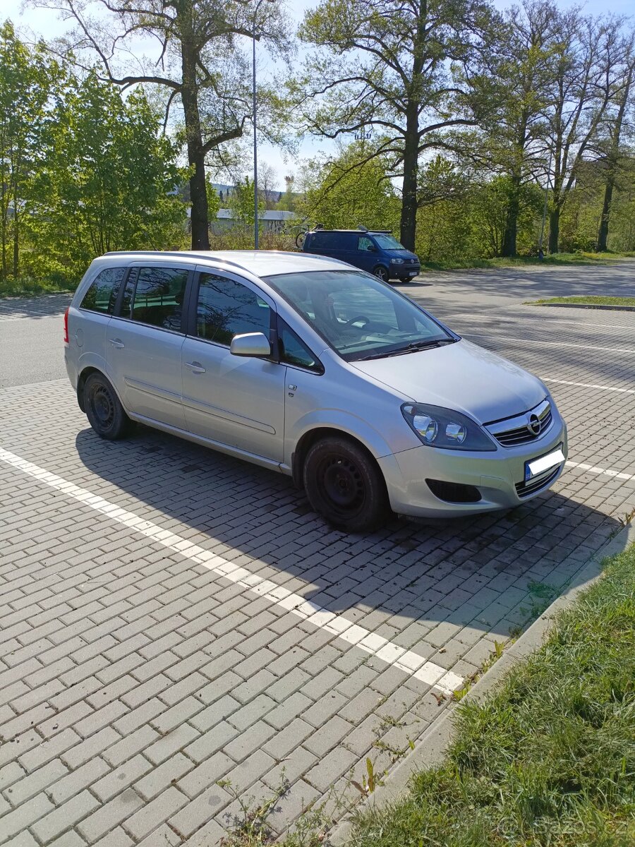 7 míst Opel Zafira B 1.6. 16V 85kW benzin rv 2009 naj 219tk