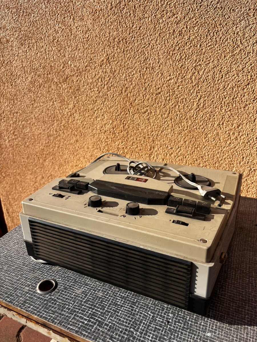 Magnetofon B4 funkční