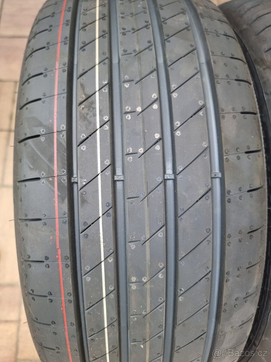R18 235/45 94w Goodyear