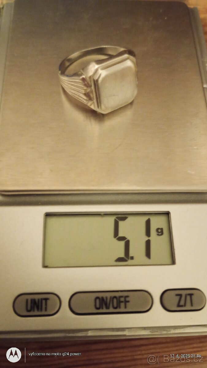 Větší stříbrný rhodiovany pánský prsten.