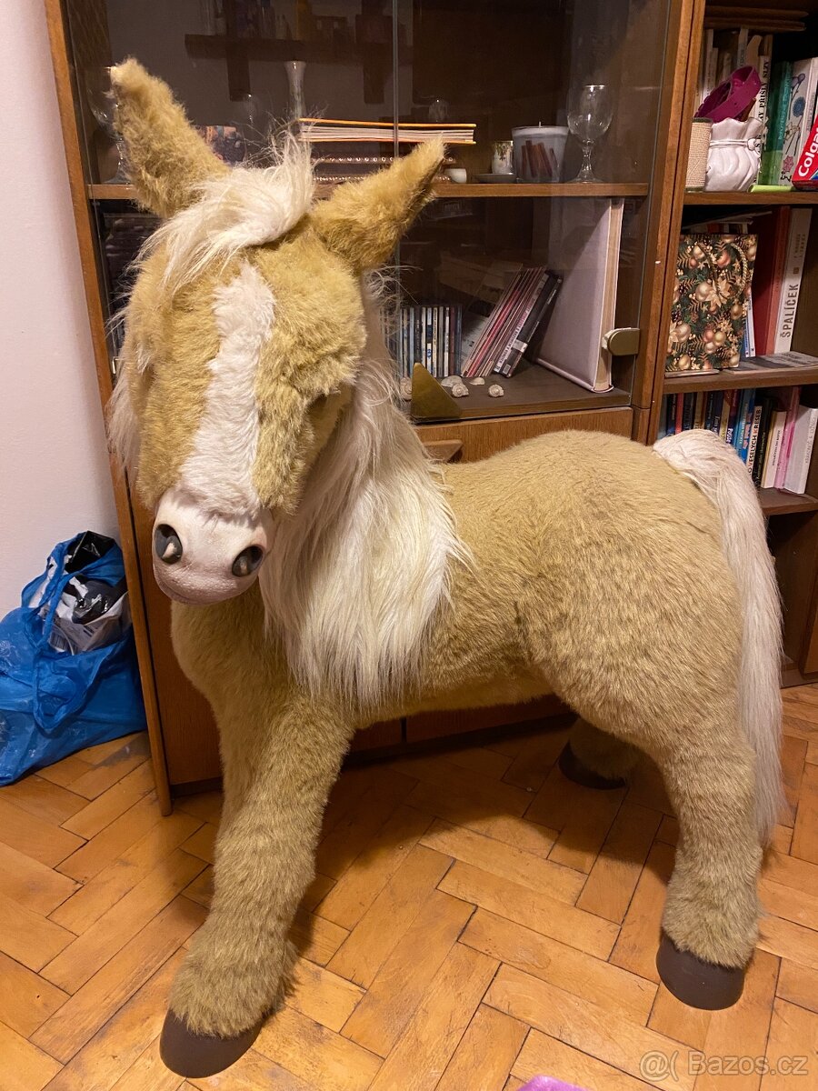 Velký plyšový kůň