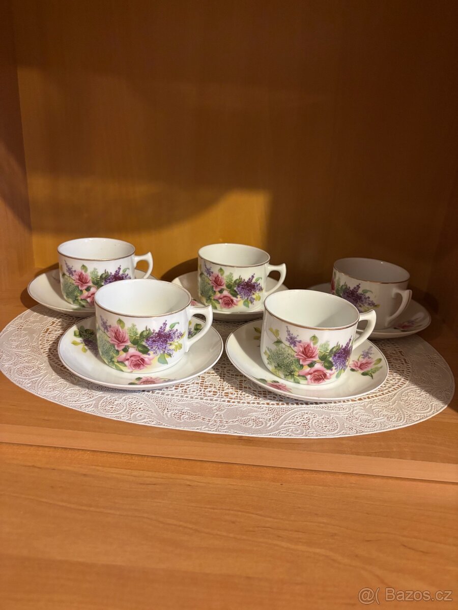 Starožitný čajový servis z porcelánu