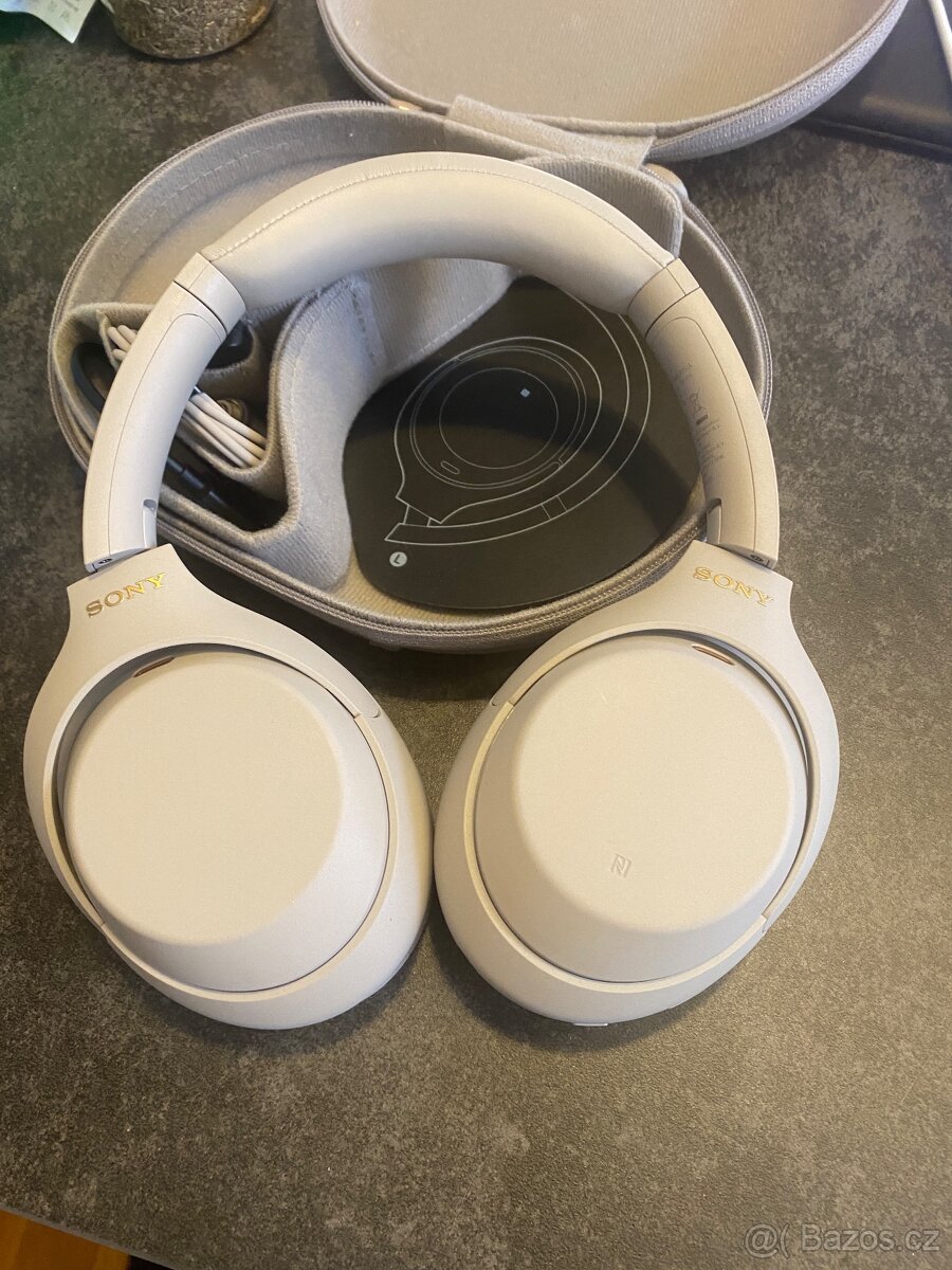 Sony WH-1000XM4, stříbrná jako nová