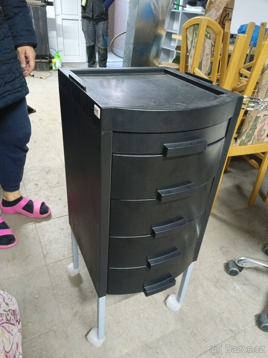 Kadeřnický vysavač a vybavení