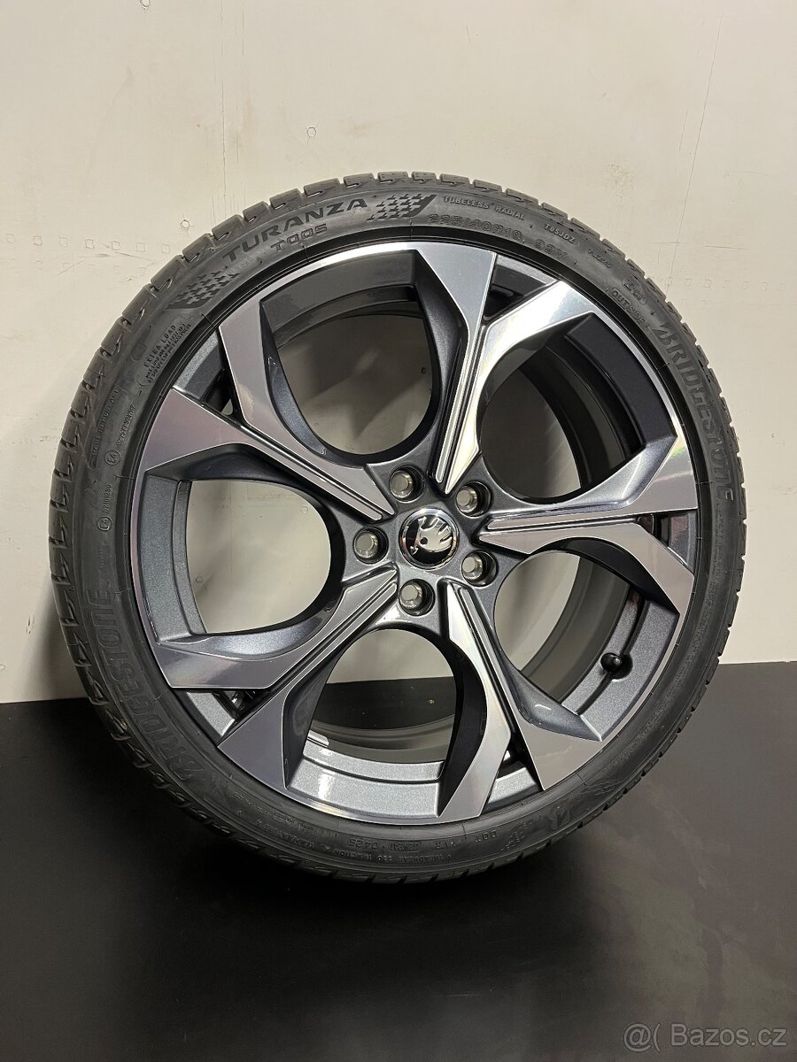 Octavia 4 R19 Nová originální letní sada (2025)