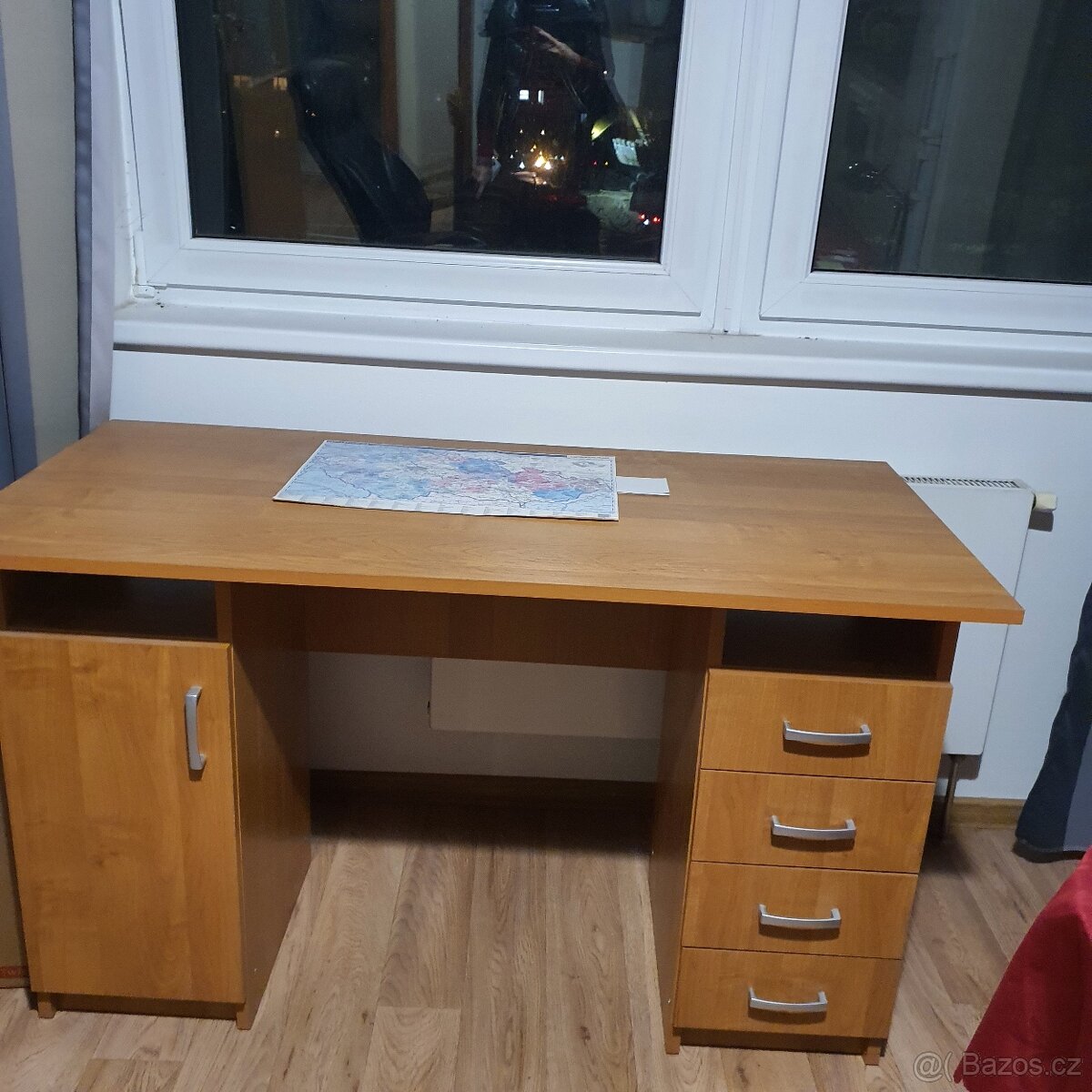 Psací stůl 1 dveře, 4 zásuvky.