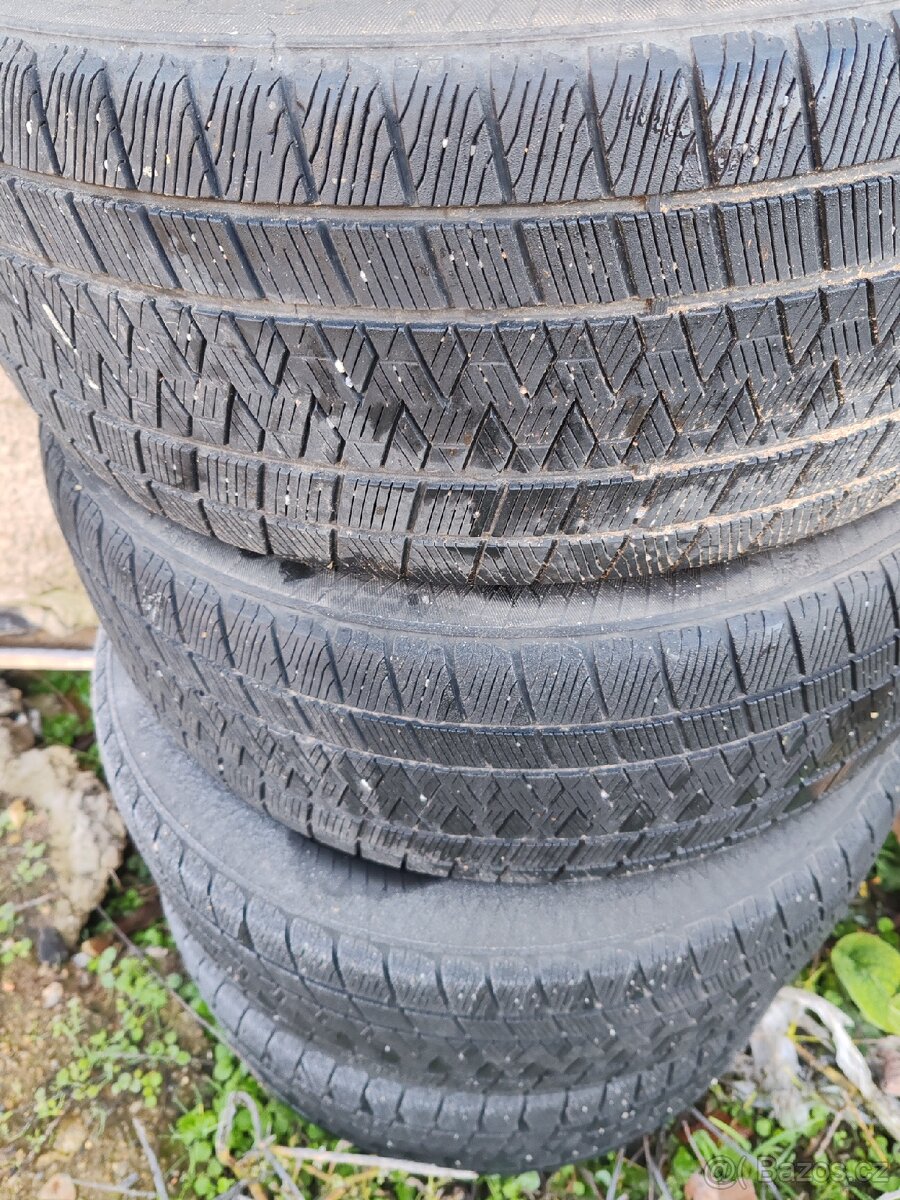 Prodám zimní pneu 235/50r18
