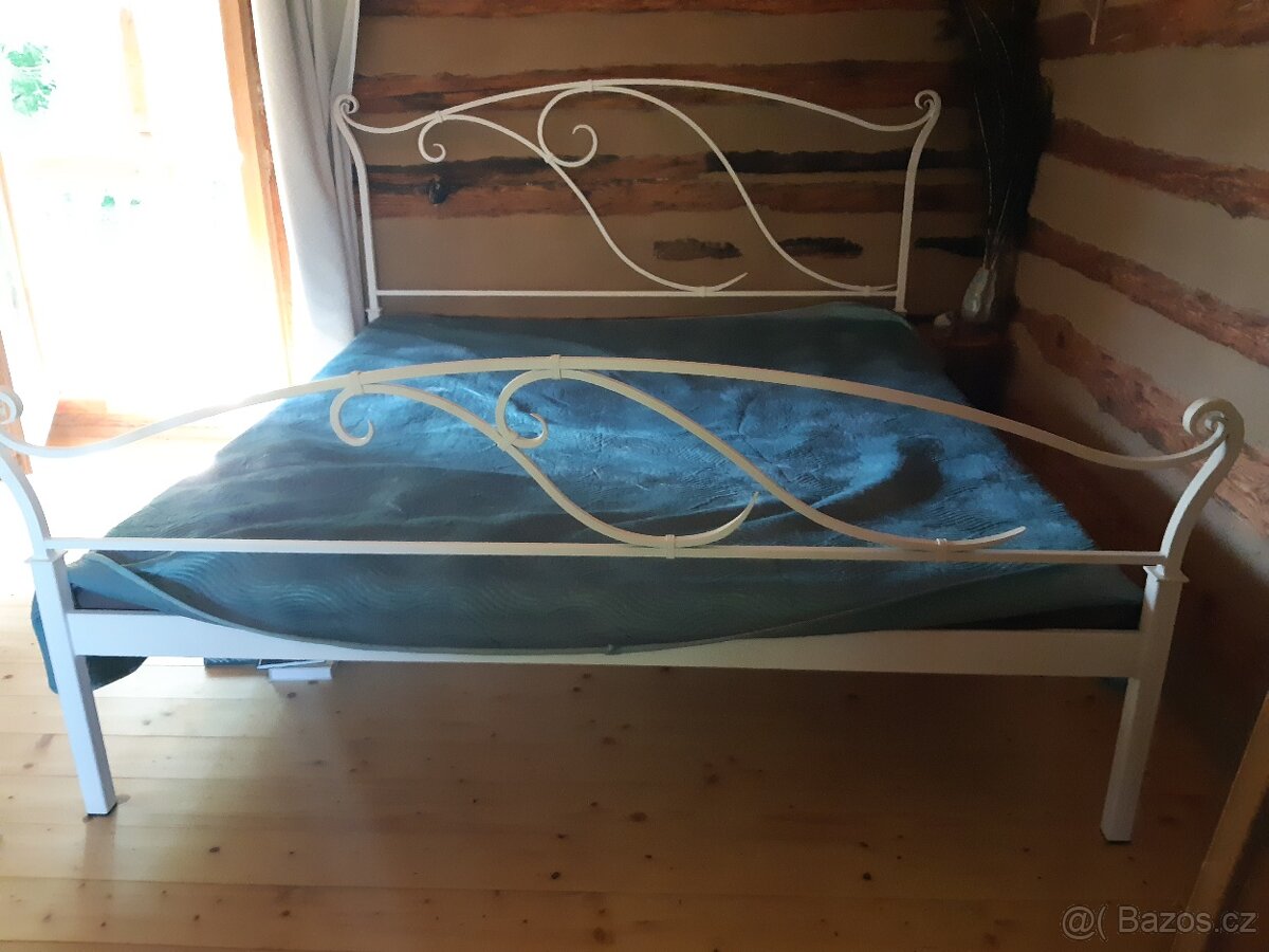 bila kovana kovova postel, umelecke kovarstvi 180x200