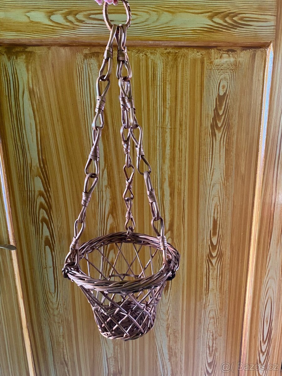 Proutěný závěsný košík na květinu
