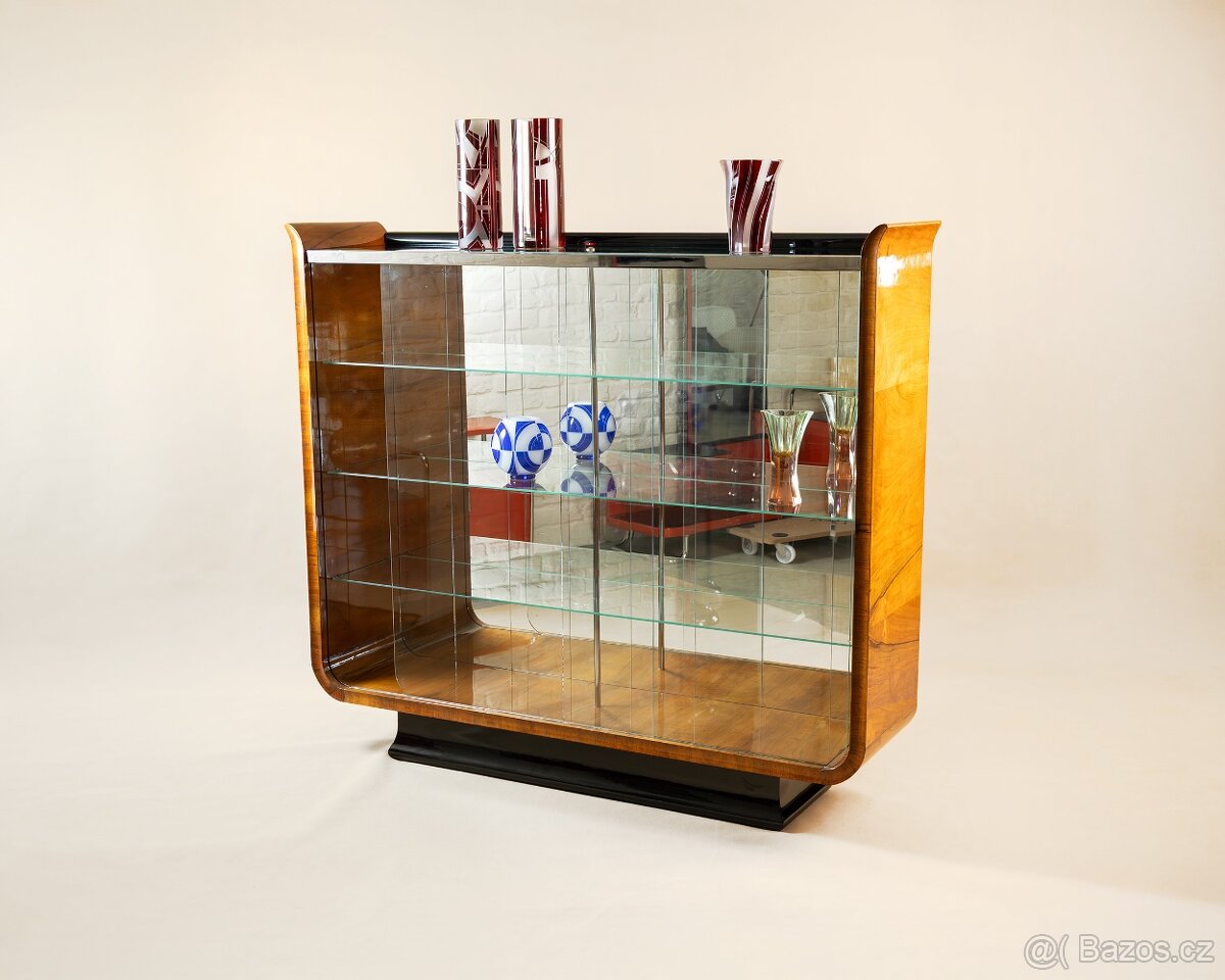 SKLENÍK..VITRÍNA TULIPÁN-UP ZÁVODY-J.HALABALA