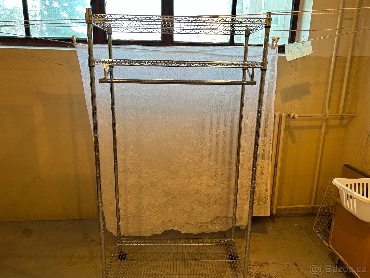 prodám masivní kovový šatní stojan pojízndný