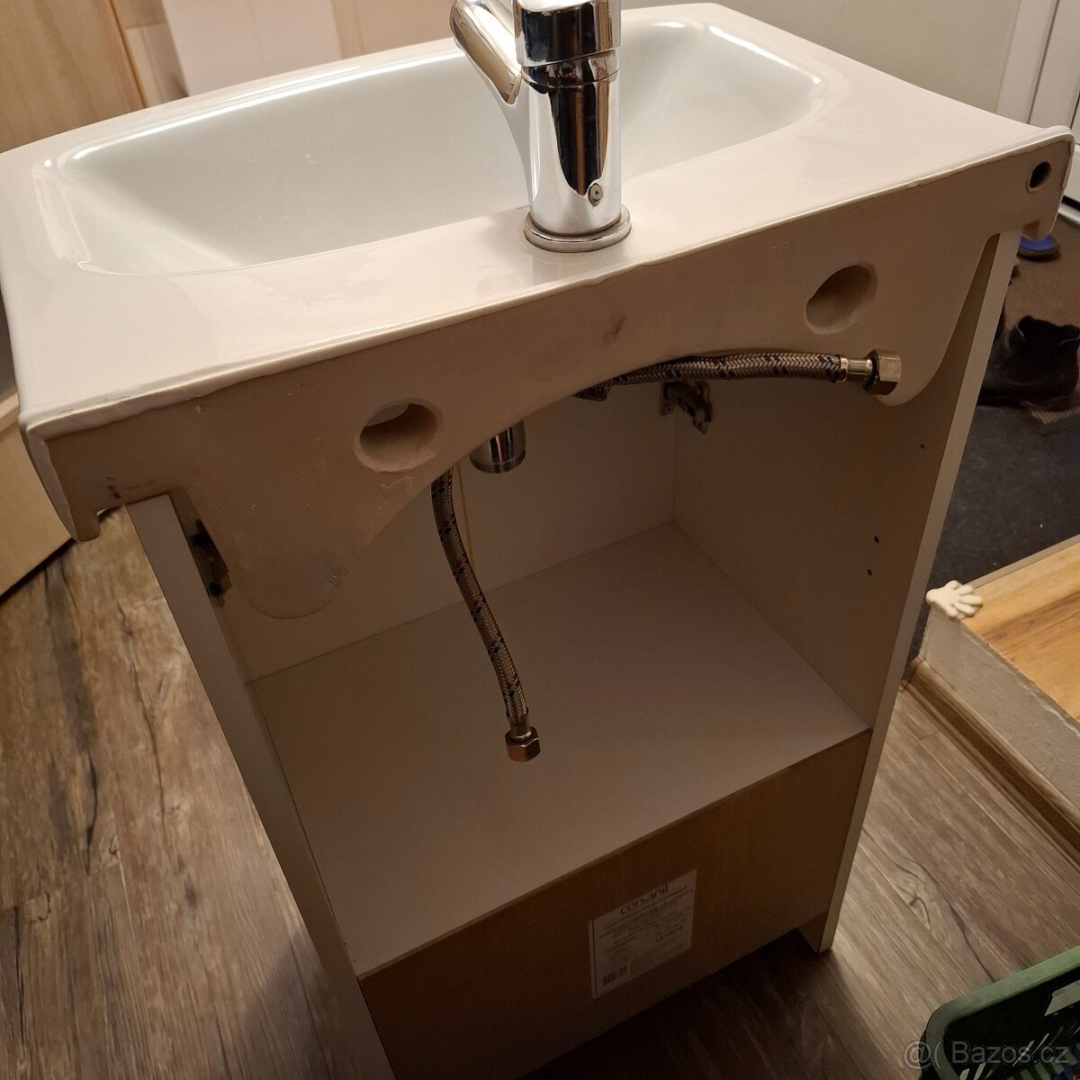 Prodám umyvadlo 50cm včetně skŕíňky Cersanit