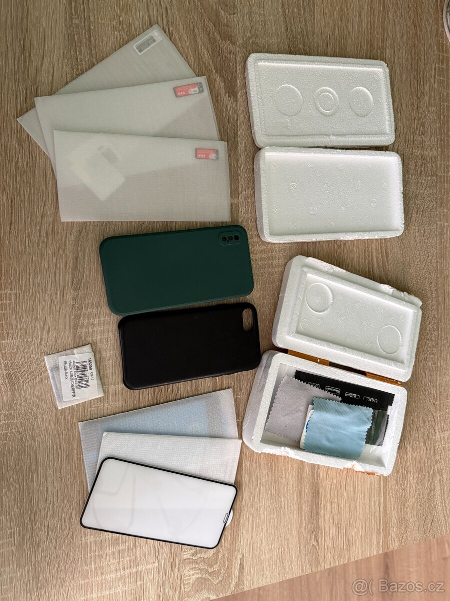 Příslušenství k mobilům a hodinkám - tvrzená skla, kryty