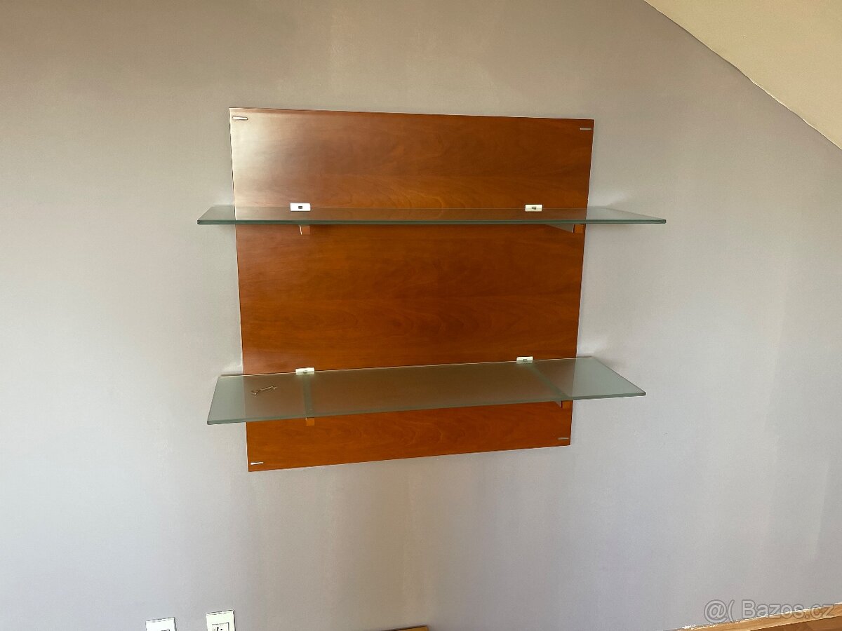 Police kombinace skla a dřeva BoConcept