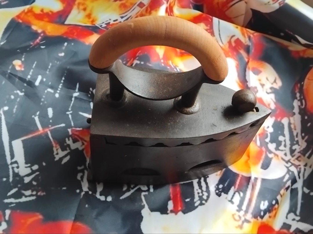 Starožitná žehlička