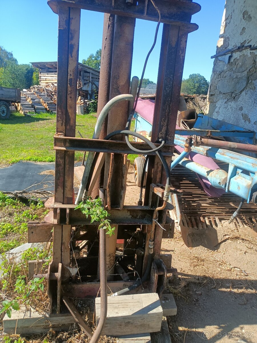 Zvedací zařízení za traktor