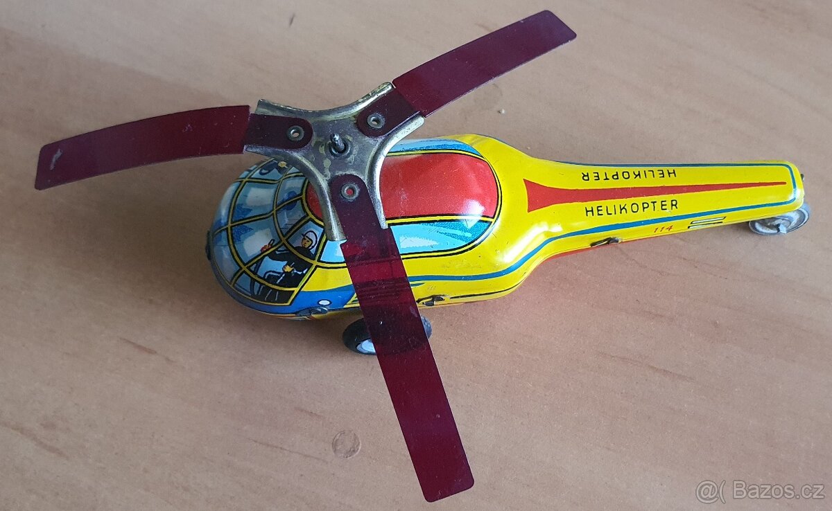 stará plechová hračka helikoptéra