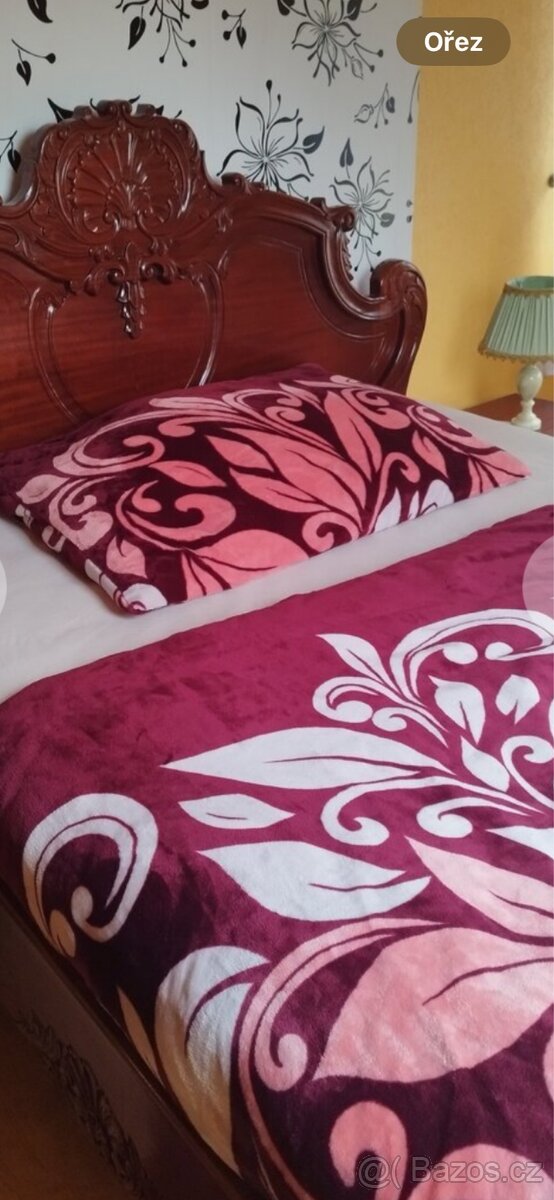 Starožitná ložnice – postel s matrací, komoda a noční stolky