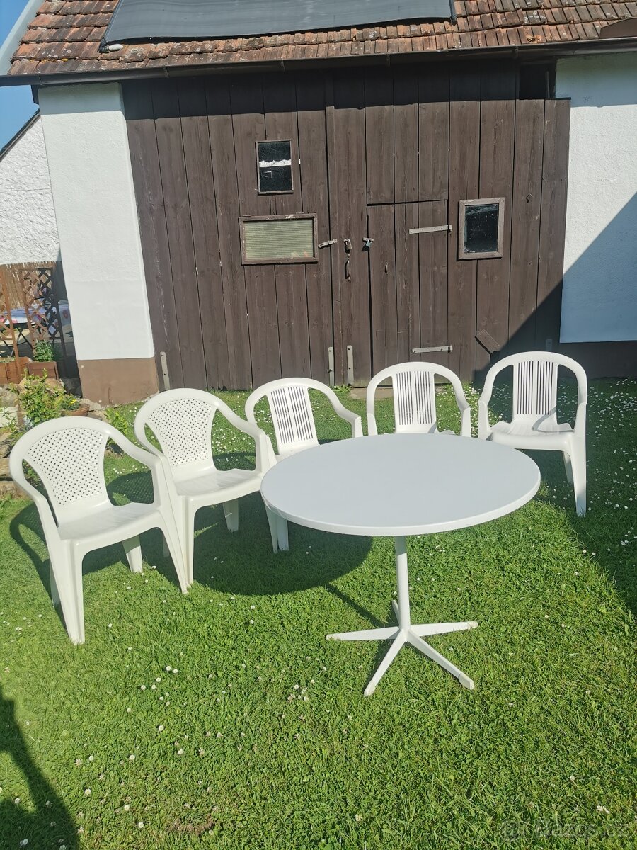 Set zahradního nábytku, plastové židle, kovový skládací stůl