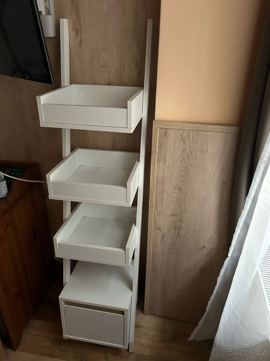 Bílý regál