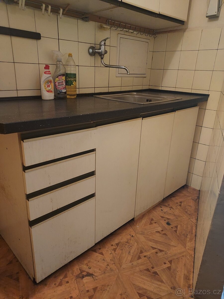 Bílá kuch. linka s deskou a dřezem za odvoz