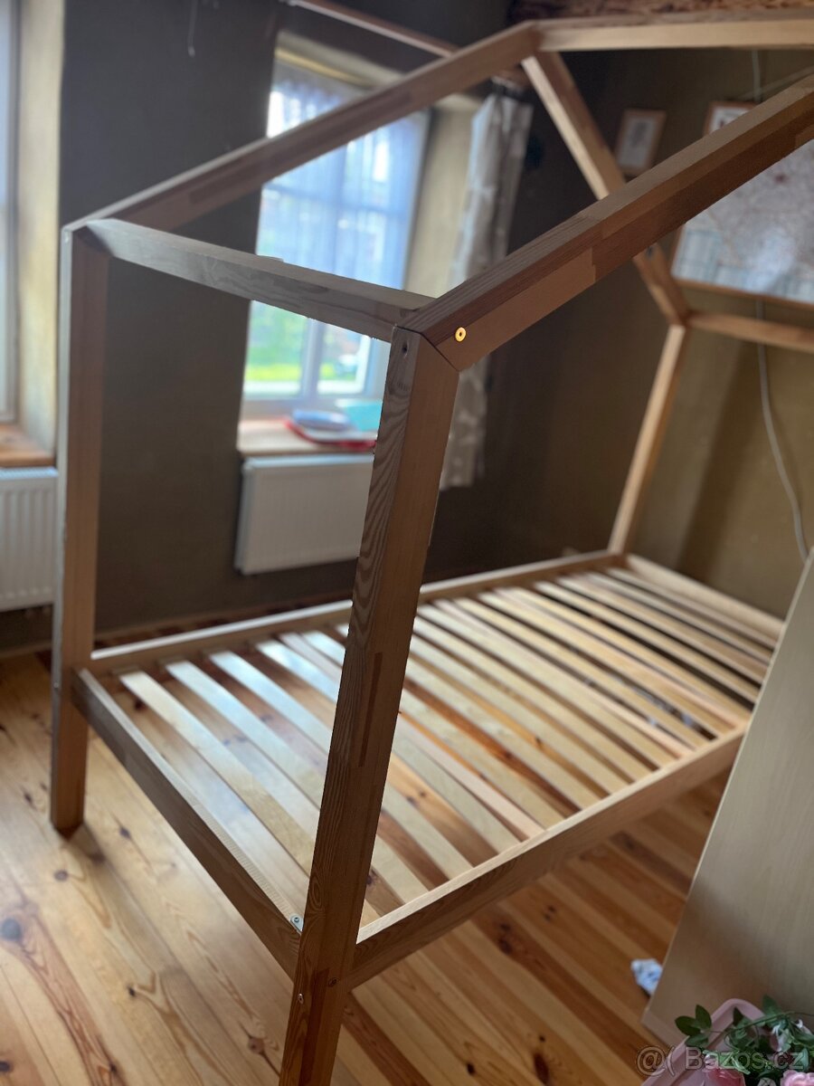 Dětská domečkova postel masiv