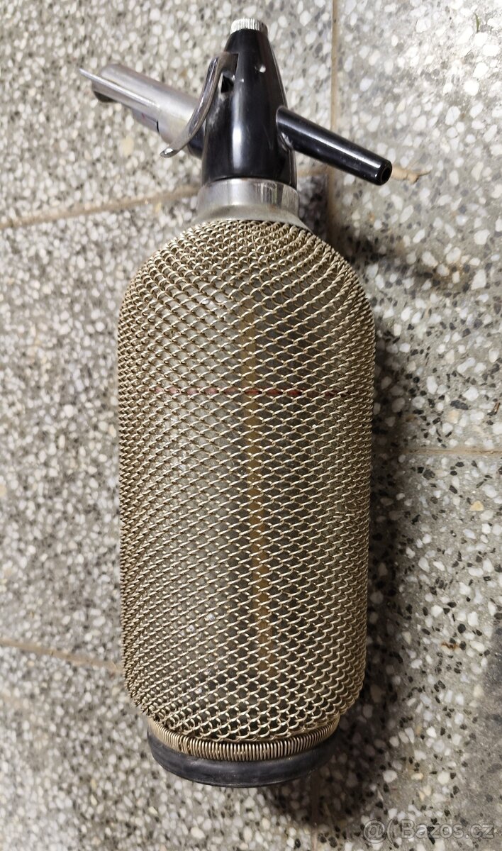 stará sifonová opletená láhev