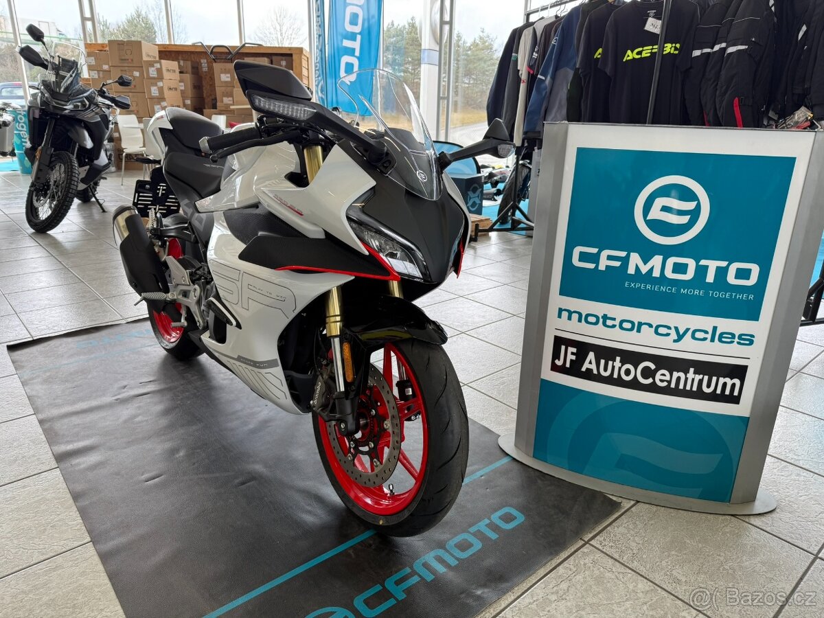 CFMOTO 450SR 25 bílá/černá - obě skladem AKCE helma