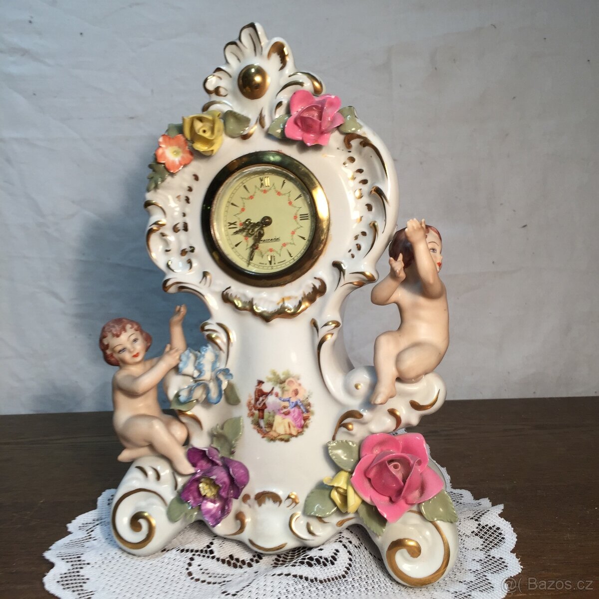 Porcelánové hodiny andělíček amorek květy DRESDEN