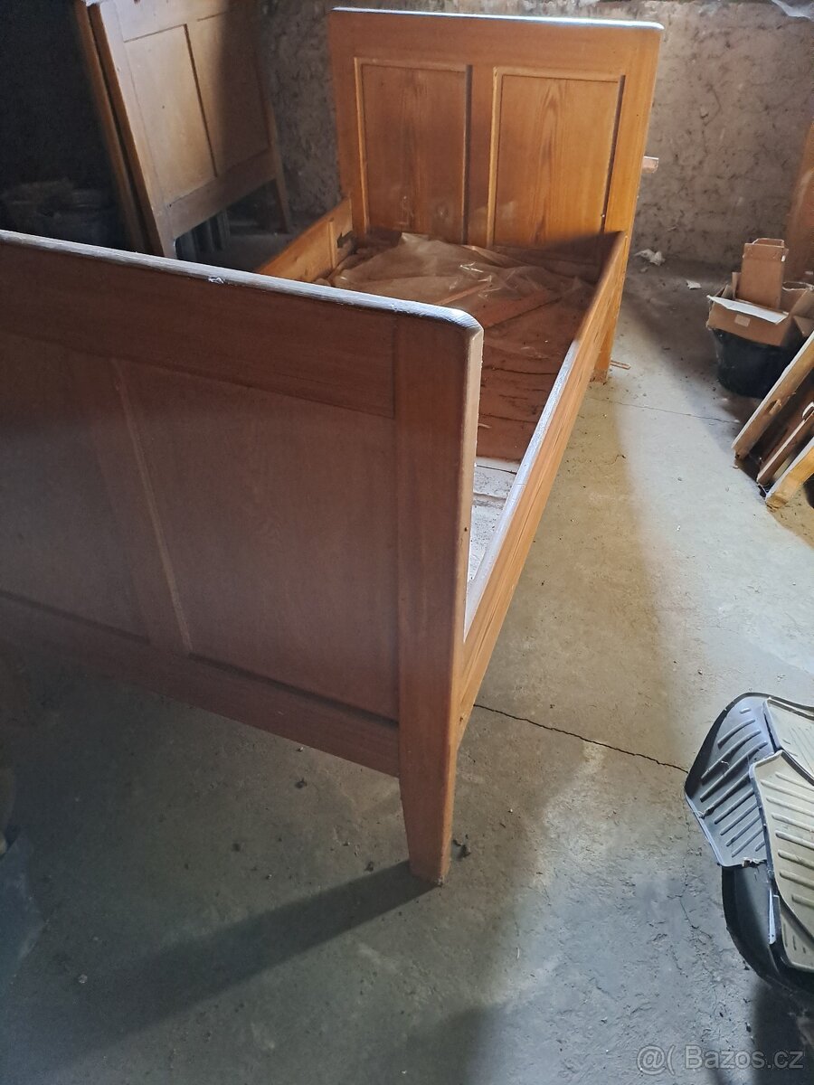 Staré dřevěné postele