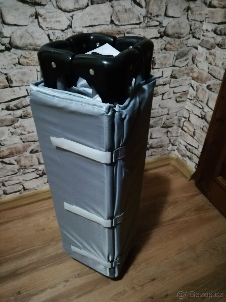 Skládací cestovní postýlka