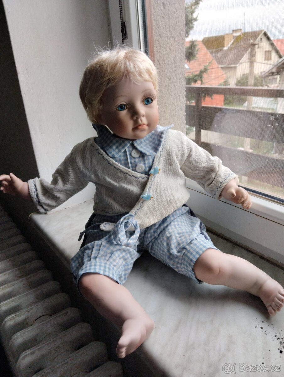 Porcelánové panenky sedící