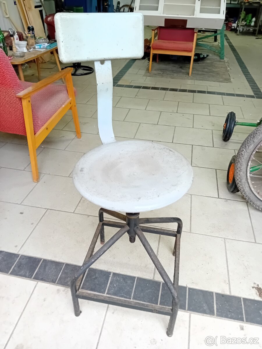 Stará otočná židle