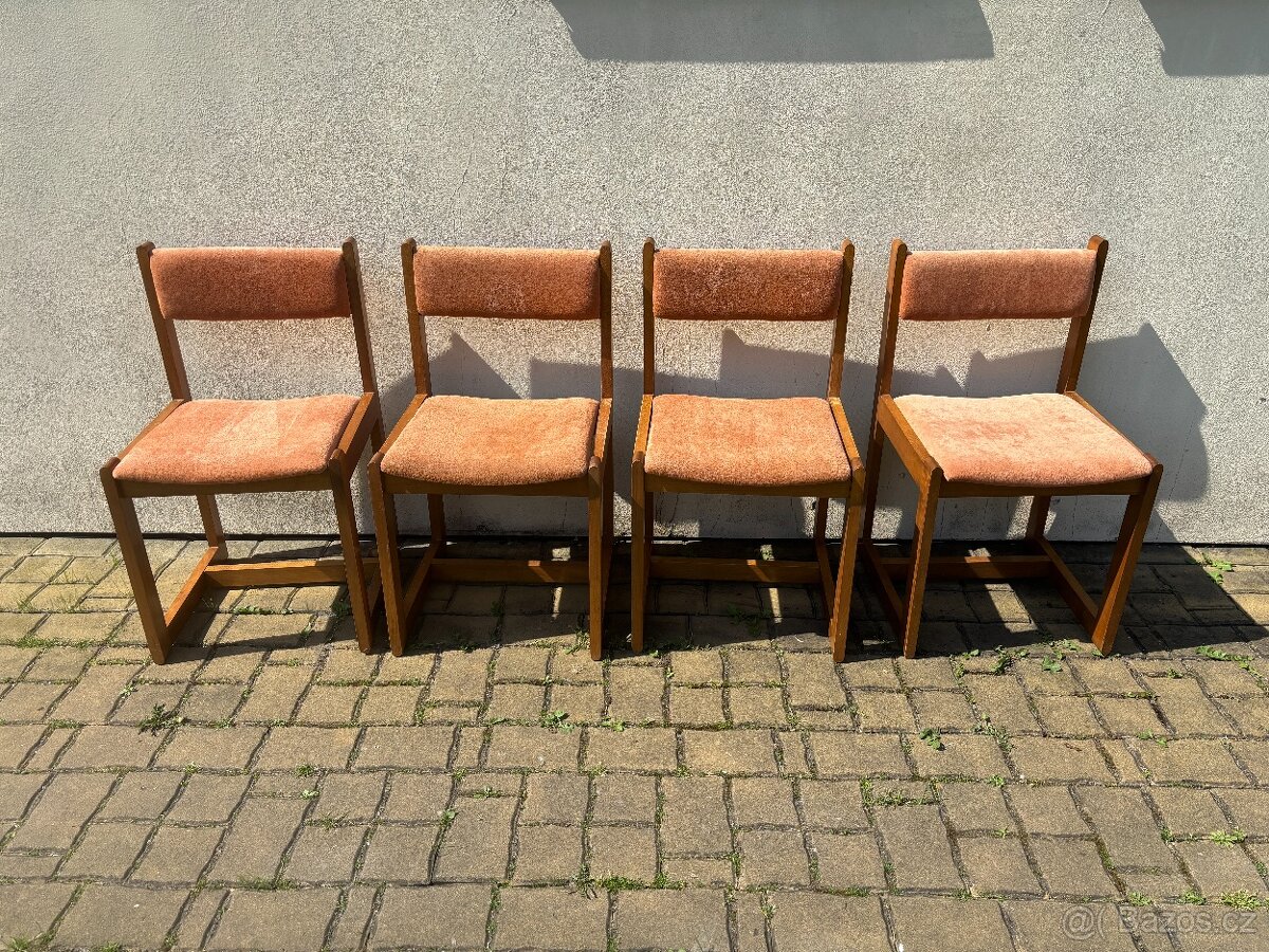 4 hnědé polstrované židle – 197 Kč (celkem)
