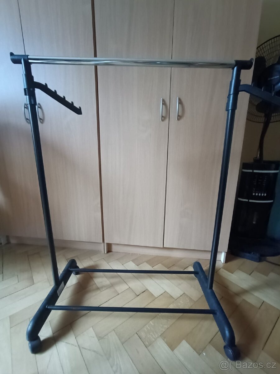Pojízdné věšáky mobelix