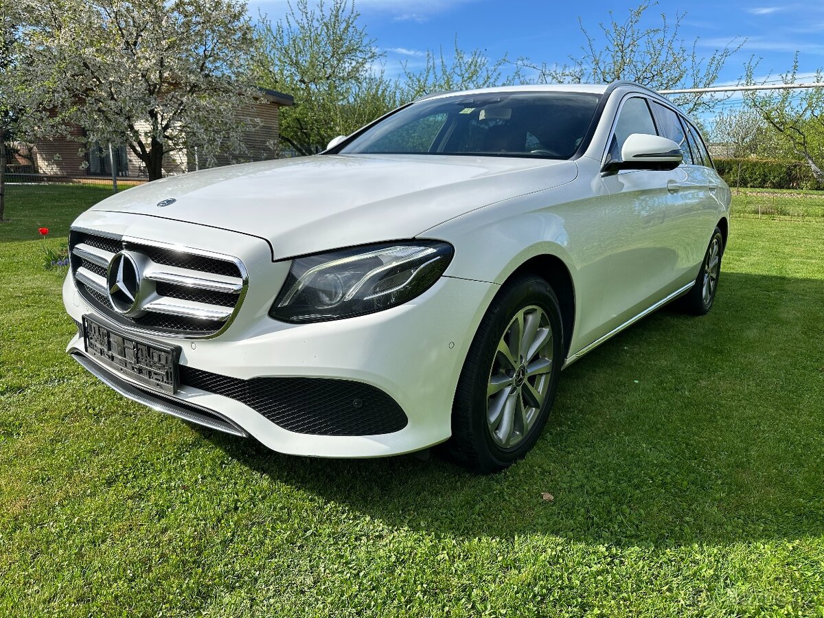 Mercedes E220d 4 matic 2018, plný servis, 100% nájezd