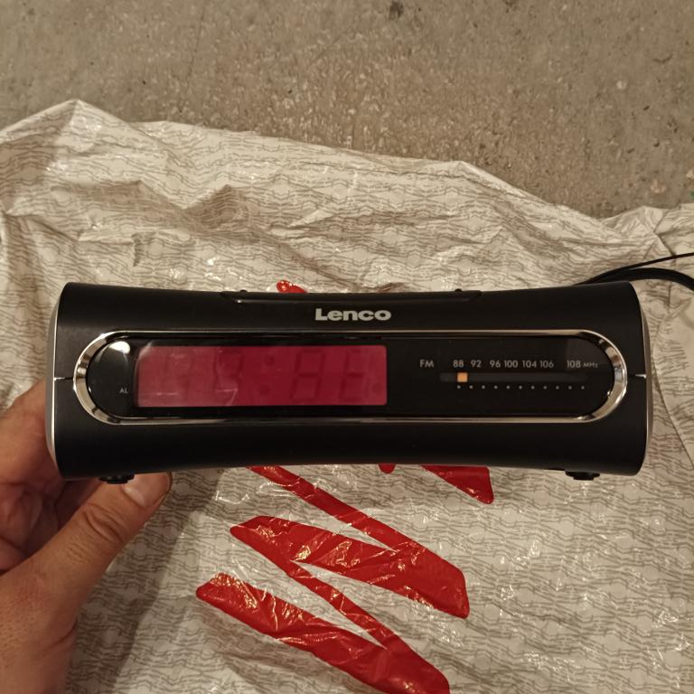 Radiobudík Lenco s digitálním časem