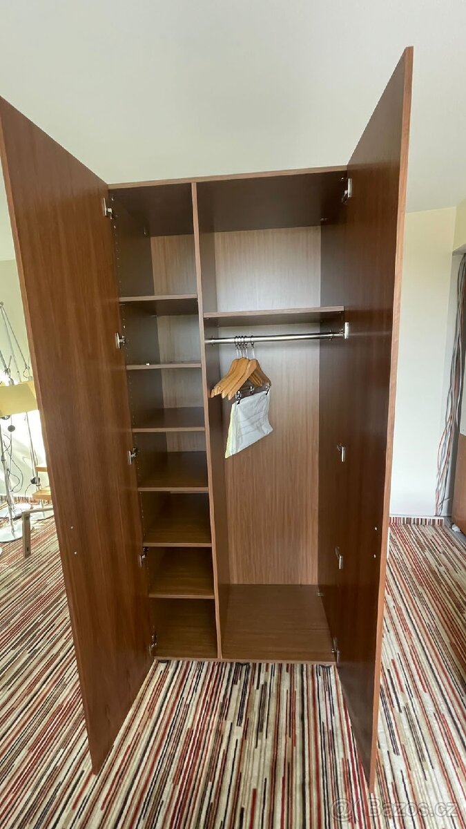 10ks Šatní skříně z hotelu