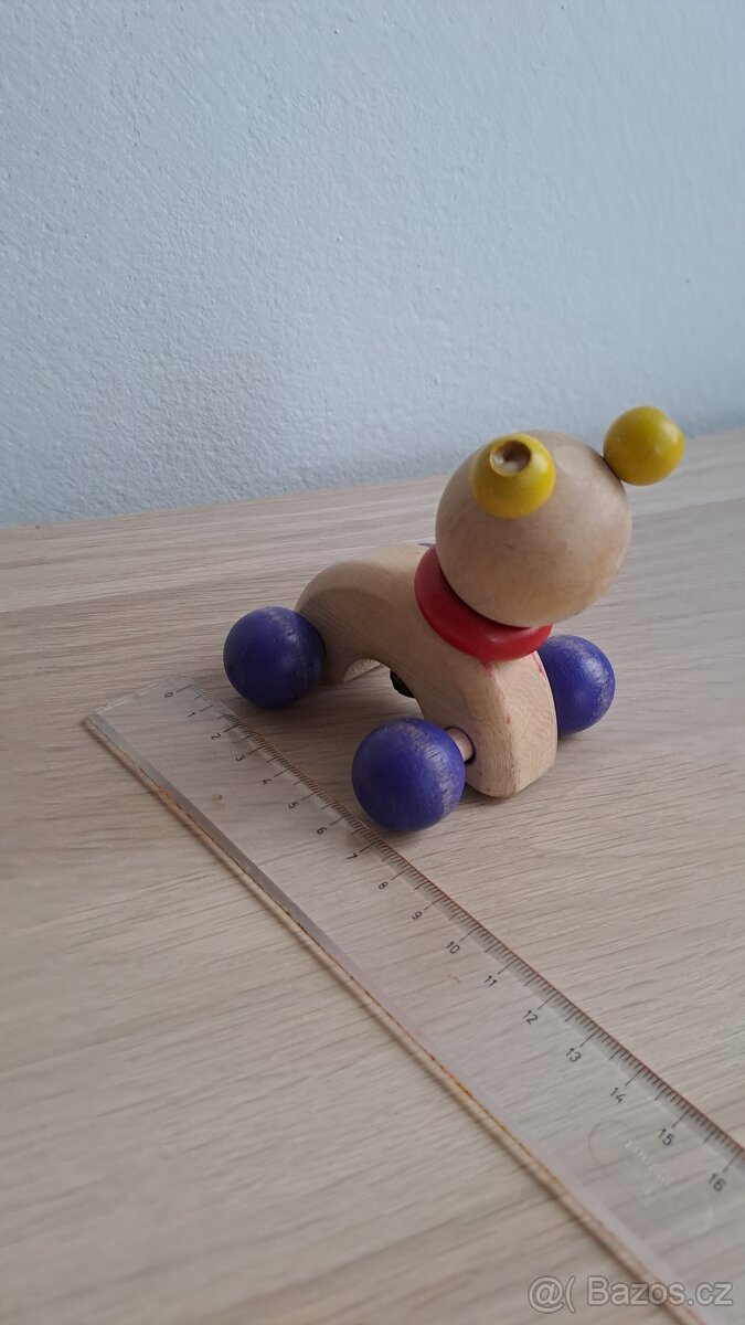 Dřevěné chrastítko / hrkadlo - jezdící medvídek s rolničkou.